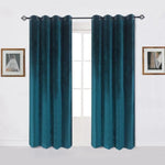 Rideaux occultants bleu marine élégants avec design à œillets pour un salon moderne, décoration murale sobre avec illustrations encadrées, ambiance lumineuse et sophistiquée.