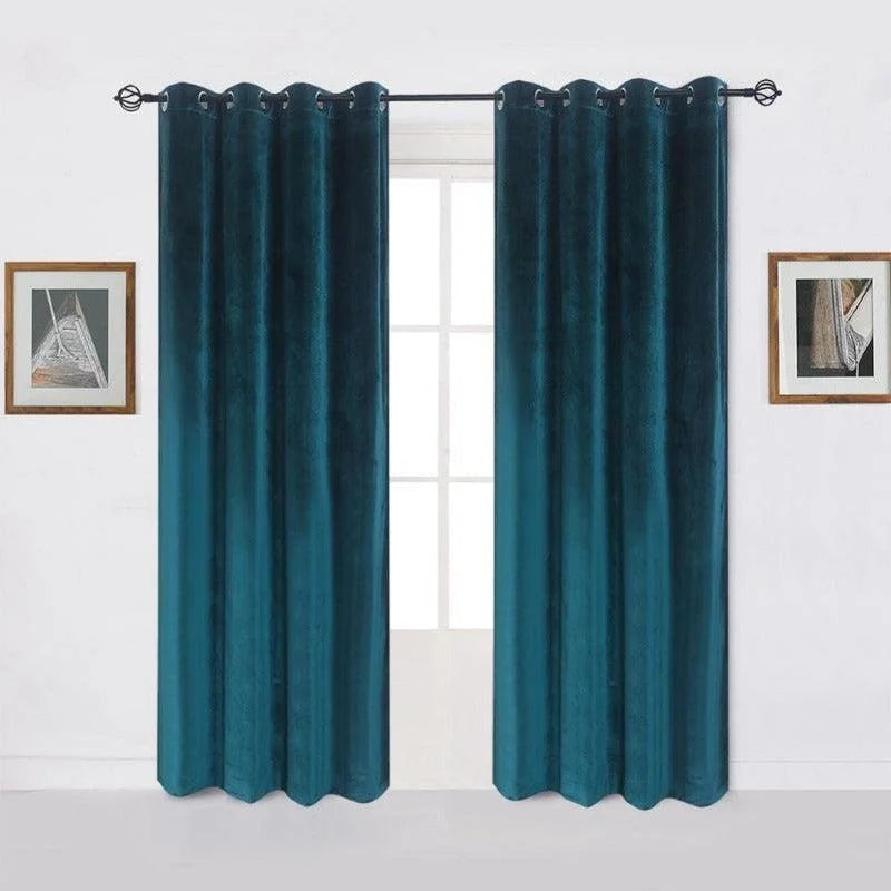 Rideaux occultants bleu marine élégants avec design à œillets pour un salon moderne, décoration murale sobre avec illustrations encadrées, ambiance lumineuse et sophistiquée.
