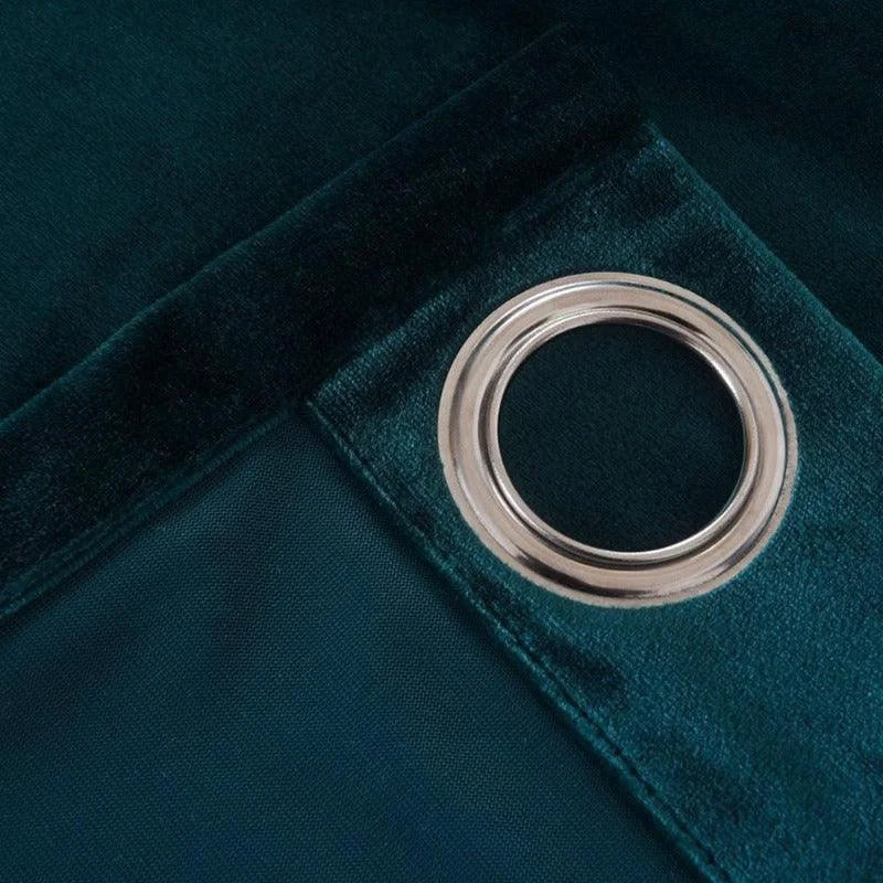 Rideau bleu foncé avec œillet en métal argenté, idéal pour une décoration intérieure élégante et moderne. Accessoire parfait pour créer une ambiance cosy et raffinée dans votre salon ou chambre à coucher.