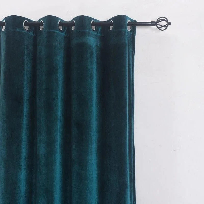 Rideau élégant bleu foncé avec œillets, idéal pour ajouter une touche de sophistication à votre intérieur. Parfait pour les salons modernes et les chambres à coucher, ce rideau offre une solution décorative et fonctionnelle pour gérer la lumière naturelle. Design intemporel adapté à divers styles de décoration.