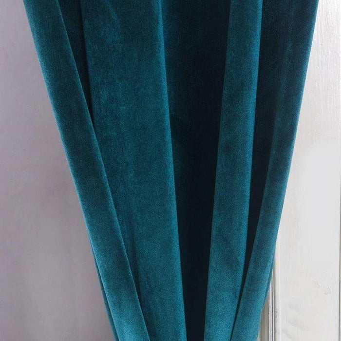 Rideau bleu élégant pour salon, ajout parfait pour une décoration intérieure moderne, offrant une touche de sophistication et d'intimité aux espaces de vie.