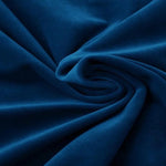 Tissu bleu foncé drapé en tourbillon subtil. Idéal pour la création de vêtements élégants ou la décoration intérieure raffinée. Ce textile bleu ajoute une touche de luxe et de sophistication à tout projet créatif. Sa texture douce et fluide permet un tombé impeccable, parfait pour les passionnés de couture ou les designers en quête d'un matériau esthétique.