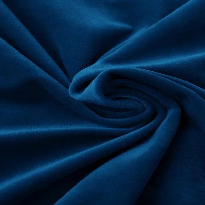 Tissu bleu foncé drapé en tourbillon subtil. Idéal pour la création de vêtements élégants ou la décoration intérieure raffinée. Ce textile bleu ajoute une touche de luxe et de sophistication à tout projet créatif. Sa texture douce et fluide permet un tombé impeccable, parfait pour les passionnés de couture ou les designers en quête d'un matériau esthétique.