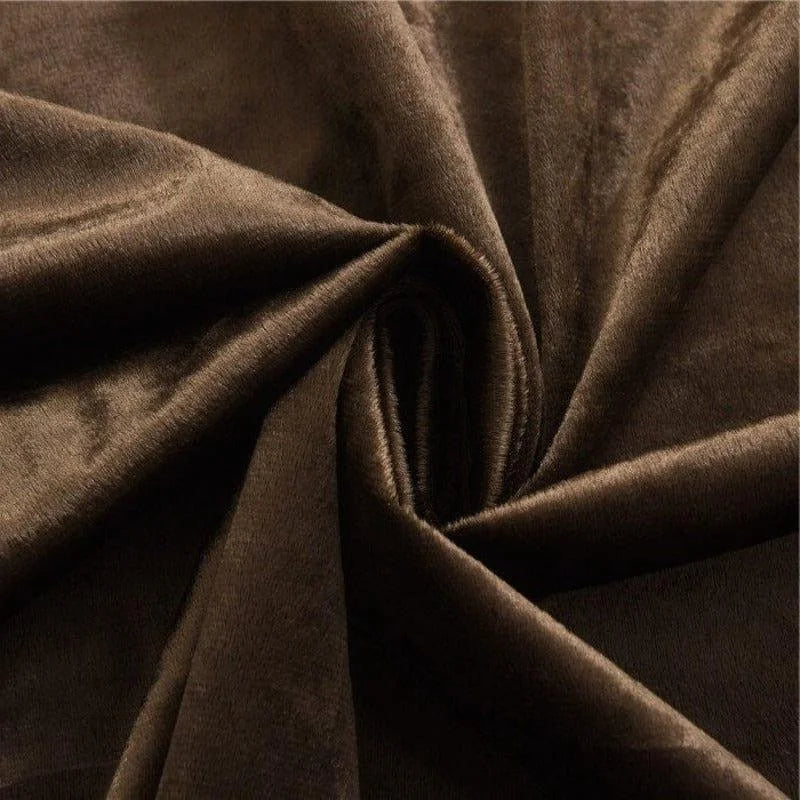 Image d'un tissu marron de haute qualité avec des plis élégants, idéal pour la confection de vêtements et d'articles de décoration intérieure. Ce textile offre une apparence raffinée et sophistiquée, parfait pour créer des pièces uniques et personnalisées.