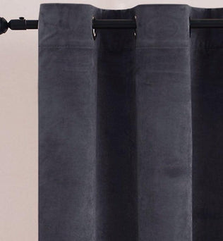 Rideau opaque gris foncé avec œillets, idéal pour une décoration moderne et épurée. Parfait pour bloquer la lumière et créer une ambiance cosy dans votre salon ou chambre à coucher. Facile à installer, il ajoute une touche élégante et contemporaine à votre intérieur. Choisissez ce rideau pour optimiser votre espace tout en améliorant votre confort.
