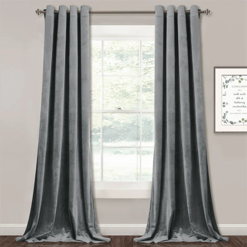 Rideaux gris élégants dans un salon moderne, accentuant la lumière naturelle et offrant une ambiance sophistiquée. Installation simple sur tringle avec des œillets robustes, convient à toutes les fenêtres. Idéal pour améliorer l'esthétique de votre intérieur tout en apportant une touche de raffinement contemporain.