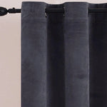 Rideau opaque gris foncé avec œillets, idéal pour une décoration moderne et épurée. Parfait pour bloquer la lumière et créer une ambiance cosy dans votre salon ou chambre à coucher. Facile à installer, il ajoute une touche élégante et contemporaine à votre intérieur. Choisissez ce rideau pour optimiser votre espace tout en améliorant votre confort.