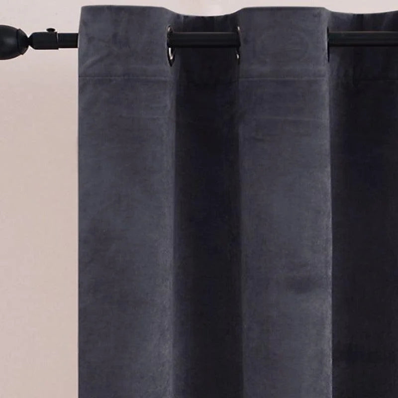 Rideau opaque gris foncé avec œillets, idéal pour une décoration moderne et épurée. Parfait pour bloquer la lumière et créer une ambiance cosy dans votre salon ou chambre à coucher. Facile à installer, il ajoute une touche élégante et contemporaine à votre intérieur. Choisissez ce rideau pour optimiser votre espace tout en améliorant votre confort.