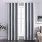 Rideaux opaques gris dans un salon moderne, suspendus à une tringle devant une fenêtre lumineuse. Décoration intérieure élégante avec une plante verte et un tableau encadré. Accessoire idéal pour une ambiance cosy et intimiste.