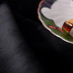 Plateau décoratif aux couleurs vives avec un motif artistique sur fond noir élégant. Parfait pour ajouter une touche de sophistication à votre intérieur. Idéal pour les décorations modernes et minimalistes.