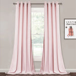 Rideaux rose pâle élégants suspendus à une tringle métallique, ajoutant une touche douce et sophistiquée à une pièce lumineuse. Fenêtre avec vue sur l'extérieur verdoyant, cadre photo décoratif. Parfaits pour embellir un salon moderne ou une chambre sereine.