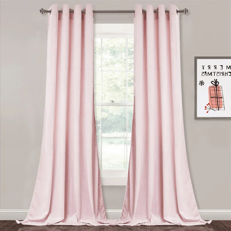 Rideaux rose pâle élégants suspendus à une tringle métallique, ajoutant une touche douce et sophistiquée à une pièce lumineuse. Fenêtre avec vue sur l'extérieur verdoyant, cadre photo décoratif. Parfaits pour embellir un salon moderne ou une chambre sereine.