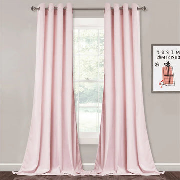 Rideaux rose pâle élégants suspendus à une tringle métallique, ajoutant une touche douce et sophistiquée à une pièce lumineuse. Fenêtre avec vue sur l'extérieur verdoyant, cadre photo décoratif. Parfaits pour embellir un salon moderne ou une chambre sereine.
