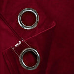 Rideau rouge élégant avec œillets métalliques pour une installation facile, idéal pour ajouter une touche moderne et sophistiquée à votre salon ou chambre à coucher. Design contemporain et finition soignée pour une décoration intérieure chic.
