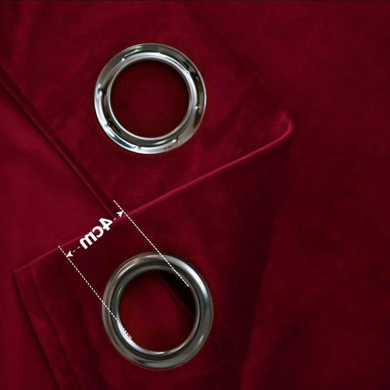 Rideau rouge élégant avec œillets métalliques pour une installation facile, idéal pour ajouter une touche moderne et sophistiquée à votre salon ou chambre à coucher. Design contemporain et finition soignée pour une décoration intérieure chic.