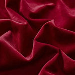 Tissu rouge foncé drapé, idéal pour la décoration intérieure ou la confection de vêtements élégants. Ajoutez une touche de sophistication et de luxe à votre espace avec ce textile raffiné aux plis délicats.
