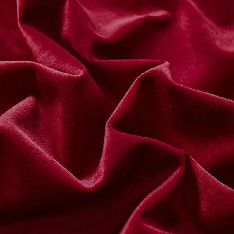 Tissu rouge foncé drapé, idéal pour la décoration intérieure ou la confection de vêtements élégants. Ajoutez une touche de sophistication et de luxe à votre espace avec ce textile raffiné aux plis délicats.