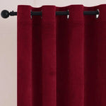 Rideau rouge élégant avec œillets noirs, idéal pour ajouter une touche de couleur et de style à votre intérieur. Ce rideau occultant assure intimité et confort dans toutes les pièces. Parfait pour un salon moderne ou une chambre chaleureuse.