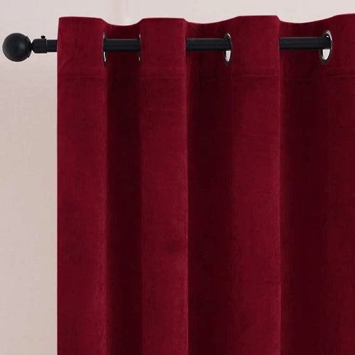 Rideau rouge élégant avec œillets noirs, idéal pour ajouter une touche de couleur et de style à votre intérieur. Ce rideau occultant assure intimité et confort dans toutes les pièces. Parfait pour un salon moderne ou une chambre chaleureuse.