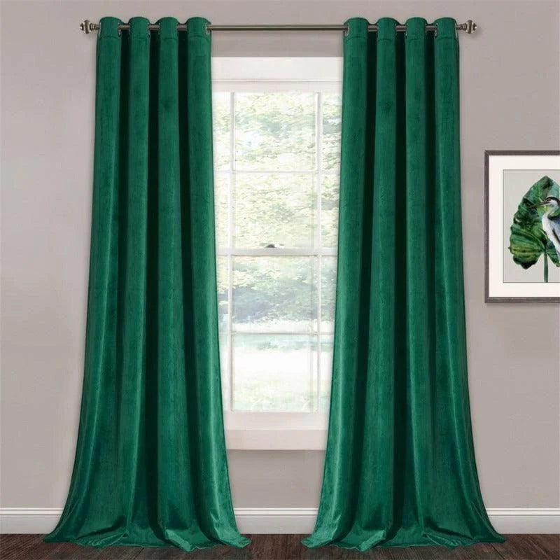 Rideaux longs vert émeraude, parfaits pour ajouter une touche élégante à votre salon. Design contemporain avec oeillets pour une installation facile. Idéal pour décorer une fenêtre tout en contrôlant la luminosité de la pièce.