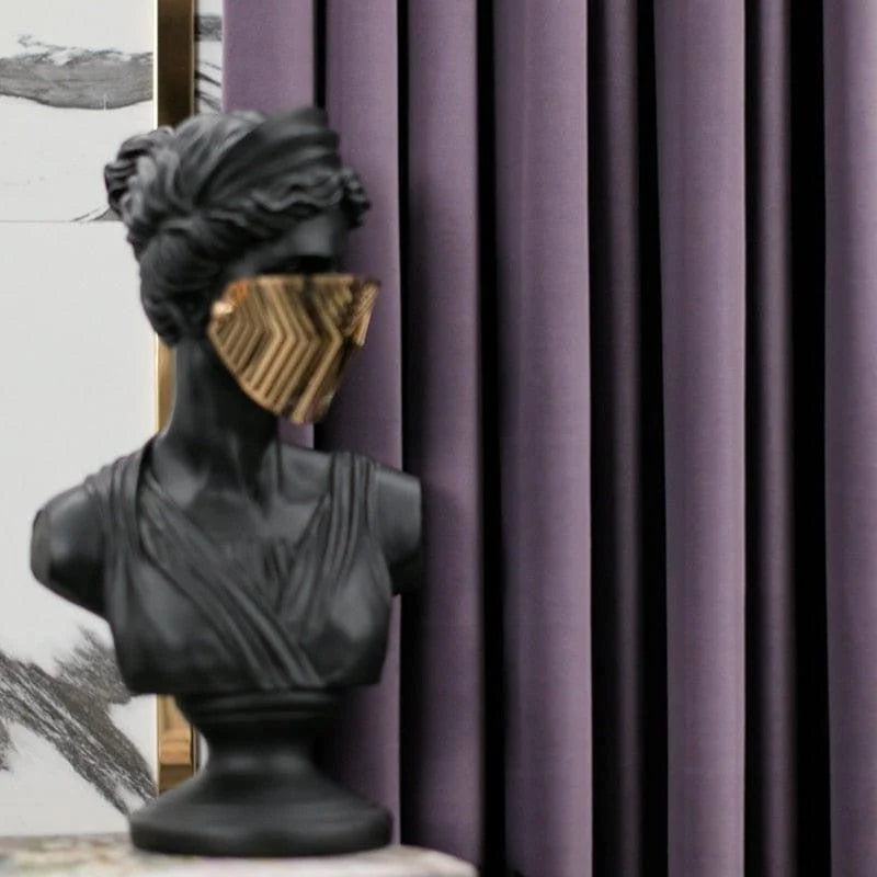 Buste décoratif moderne avec un masque doré sophistiqué, idéal pour un intérieur contemporain. Cette sculpture élégante attire l'attention, rehaussant n'importe quel espace avec une touche artistique unique. Parfait pour les amateurs de design et d'art innovant.