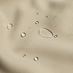 Image montrant un tissu imperméable avec des gouttelettes d'eau en surface, démontrant l'efficacité du revêtement hydrofuge. Idéal pour les vêtements de plein air ou les articles résistants aux intempéries. Parfait pour ceux cherchant des solutions durables et fiables contre l'humidité.