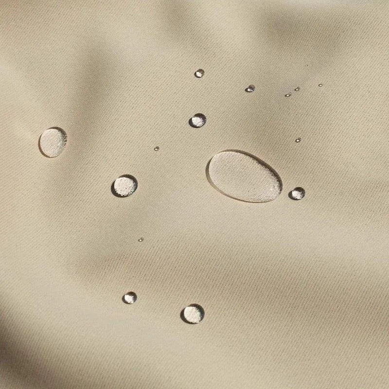 Image montrant un tissu imperméable avec des gouttelettes d'eau en surface, démontrant l'efficacité du revêtement hydrofuge. Idéal pour les vêtements de plein air ou les articles résistants aux intempéries. Parfait pour ceux cherchant des solutions durables et fiables contre l'humidité.