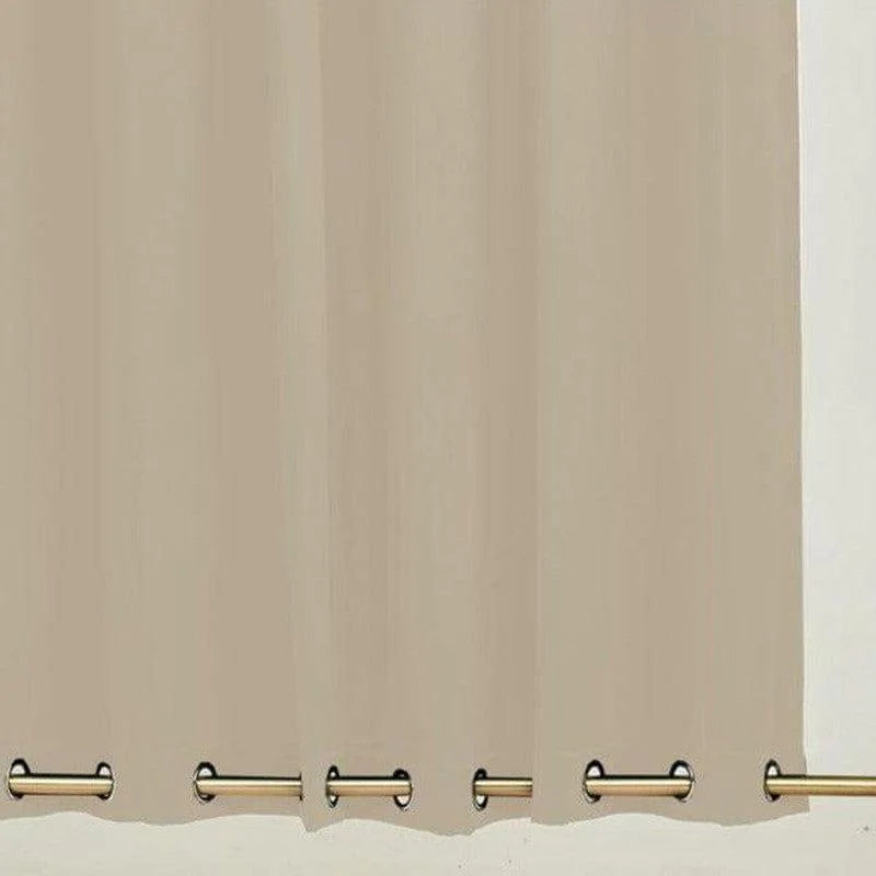 Rideau beige à œillets pour décoration intérieure, idéal pour salon ou chambre, offrant une ambiance élégante et moderne. Facile à installer sur une tringle, convient pour tout type de fenêtre. Agrémente votre espace avec style et simplicité.