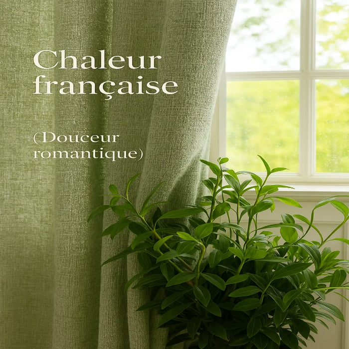 Rideau vert amande texturé avec lumière naturelle filtrée par une fenêtre, accompagné d’une plante verte.