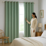 Rideau vert menthe clair avec voilage intégré, décorant une chambre moderne et minimaliste avec une ambiance douce et naturelle.