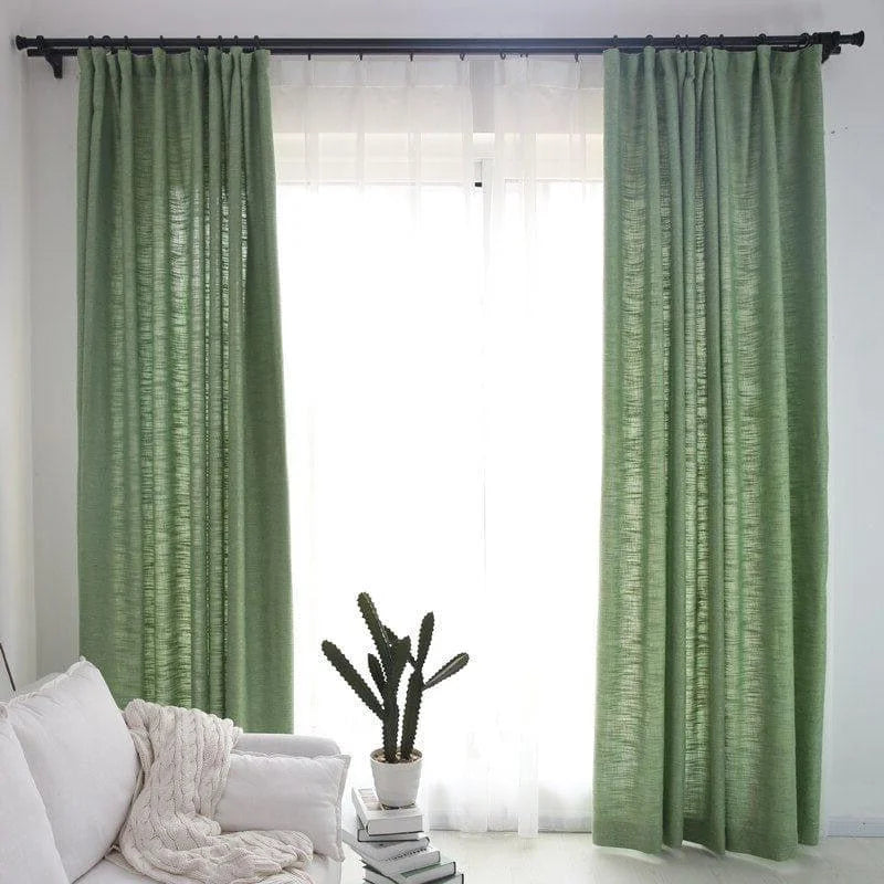 Rideaux verts élégants pour salon, ajoutant une touche naturelle et apaisante à votre décoration intérieure. Idéal pour embellir vos fenêtres tout en offrant une ambiance moderne et chaleureuse. Parfait pour harmoniser l'espace de vie avec style et sophistication.