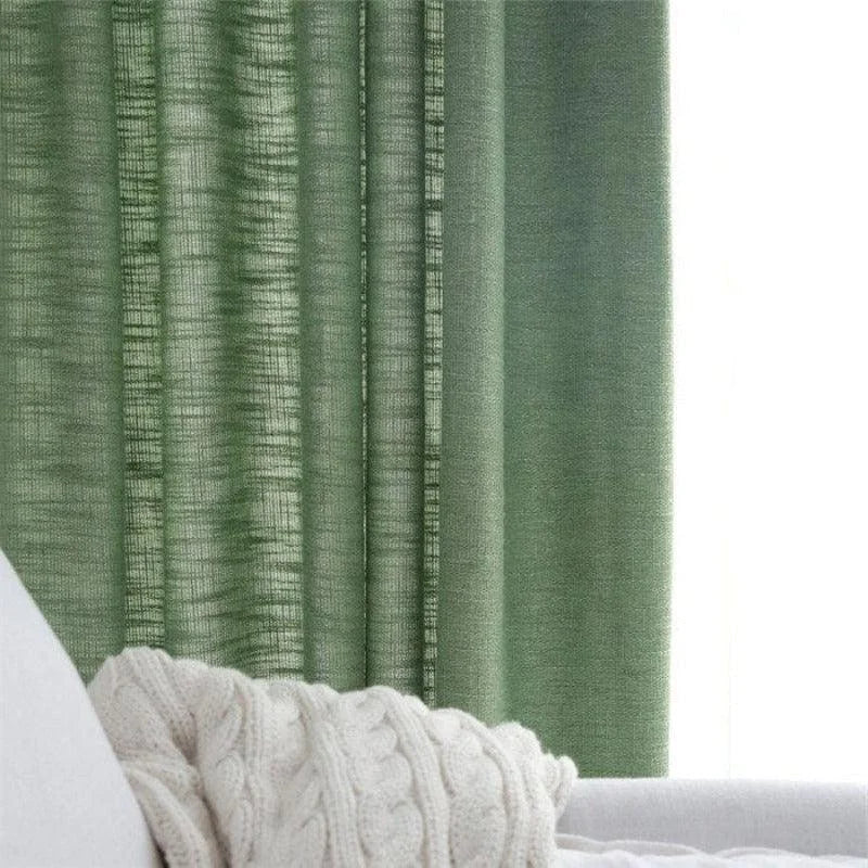 Rideau vert élégant offrant une touche de sophistication à tout intérieur moderne. Idéal pour créer une ambiance apaisante dans le salon ou la chambre. Design raffiné avec des plis accentués pour une meilleure opacité et intimité. Tableau parfait pour ceux qui cherchent à enrichir leur décoration avec des couleurs naturelles et intemporelles.
