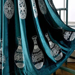 Robe élégante arborant des motifs de vase traditionnels sur un fond bleu, idéale pour un look sophistiqué et chic. Parfaite pour les occasions spéciales, sa coupe fluide offre une allure raffinée. Cette pièce unique captivante ajoute une touche artistique à votre garde-robe.