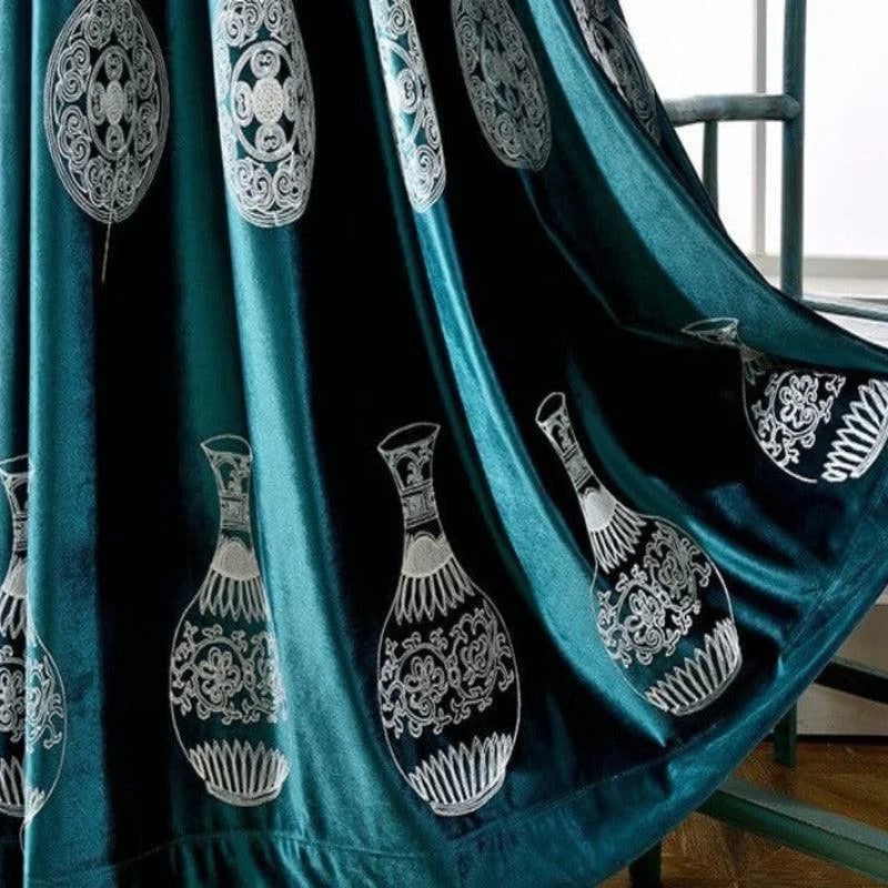 Robe élégante arborant des motifs de vase traditionnels sur un fond bleu, idéale pour un look sophistiqué et chic. Parfaite pour les occasions spéciales, sa coupe fluide offre une allure raffinée. Cette pièce unique captivante ajoute une touche artistique à votre garde-robe.