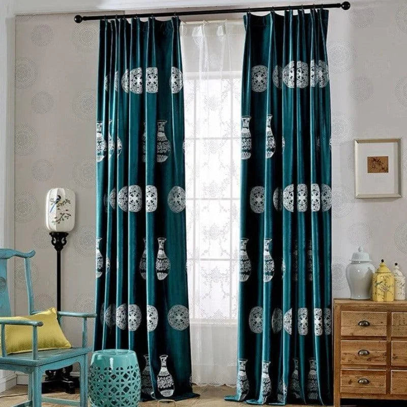 Rideaux design japonais imprimés avec motifs de vases traditionnels, parfaits pour ajouter une touche d'élégance exotique à votre intérieur. Idéal pour un salon ou une chambre, ces rideaux apportent une ambiance unique grâce à leur motif inspiré de l'art asiatique. Transformez votre espace avec cet élément décoratif raffiné et tendance.