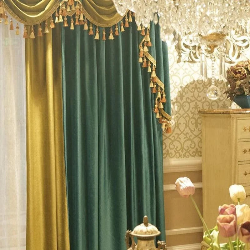 Rideaux élégants avec franges dorées, ajoutant une touche de luxe et de sophistication à votre salon. Décoration intérieure raffinée, parfaite pour créer une ambiance chaleureuse et accueillante. Idéal pour les fenêtres de style classique, soulignant le design de votre pièce avec finesse et élégance.