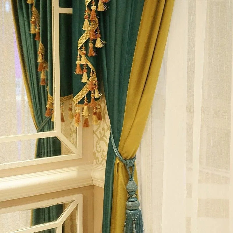 Rideaux élégants pour salon, combinant teintes vertes et dorées, ornés de pampilles décoratives et noués avec un embrasse assorti. Ces rideaux ajoutent une touche de luxe et de raffinement à votre intérieur, parfaits pour donner du charme et du style à vos fenêtres. Idéal pour une décoration classique ou moderne.
