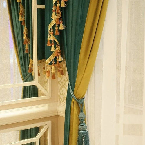 Rideaux élégants pour salon, combinant teintes vertes et dorées, ornés de pampilles décoratives et noués avec un embrasse assorti. Ces rideaux ajoutent une touche de luxe et de raffinement à votre intérieur, parfaits pour donner du charme et du style à vos fenêtres. Idéal pour une décoration classique ou moderne.