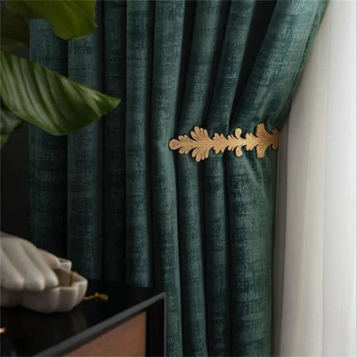 Rideau vert élégant avec embrasse dorée, ajoutant une touche de sophistication à la décoration intérieure. Complément parfait pour un salon moderne, offrant une ambiance chaleureuse et raffinée. Accessoire décoratif idéal pour créer un espace accueillant. Convient pour améliorer le style de votre pièce avec une nuance de vert intense et une touche dorée chic.