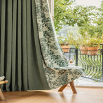Rideau élégant avec motifs floraux pour salle de séjour, vue sur balcon ensoleillé, ambiance naturelle et apaisante. Idéal pour ajouter charme et sophistication à votre intérieur.