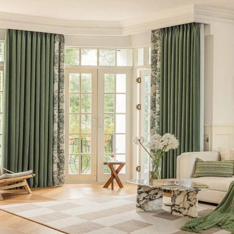 Rideaux élégants vert foncé dans un salon moderne, parfaits pour ajouter une touche de sophistication à votre intérieur. Ces rideaux apportent une ambiance chaleureuse et accueillante, tout en offrant une excellente protection contre la lumière. Idéals pour un salon lumineux avec de grandes fenêtres, ils complètent parfaitement une décoration contemporaine ou classique. Optimisez le style de votre espace avec ces rideaux tendance et raffinés.