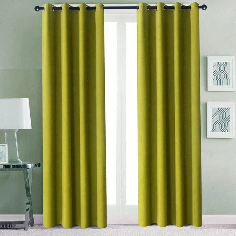 Rideaux modernes verts pour salon avec œillets, parfaits pour ajouter une touche de couleur à votre intérieur. Adaptés aux grandes fenêtres, ces rideaux offrent une ambiance chaleureuse et accueillante. Accessoire décoratif essentiel pour embellir votre pièce et contrôler la luminosité.