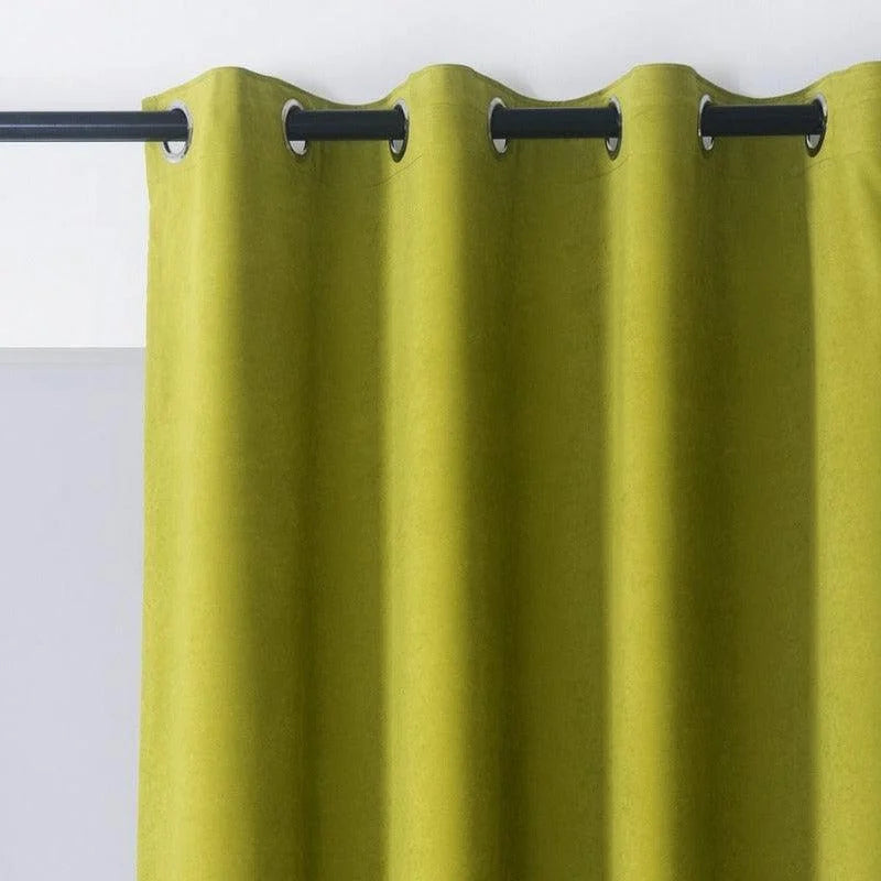 Rideau occultant vert avec œillets, parfait pour la chambre ou le salon, ajoutant une touche de couleur moderne et élégante à votre intérieur. Accessoire idéal pour gérer la luminosité et préserver l'intimité. Facile à installer sur une tringle.