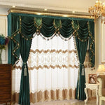Rideaux élégants pour salon avec lambrequins vert foncé, bordés de franges dorées et accompagnés de voilages décoratifs, créant une ambiance chic et raffinée. Idéal pour habiller de grandes fenêtres et apporter une touche de luxe à votre intérieur.