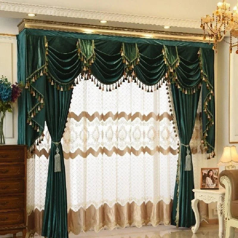Rideaux élégants pour salon avec lambrequins vert foncé, bordés de franges dorées et accompagnés de voilages décoratifs, créant une ambiance chic et raffinée. Idéal pour habiller de grandes fenêtres et apporter une touche de luxe à votre intérieur.