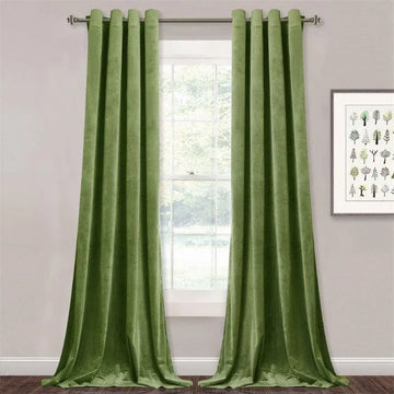 Paire de rideaux verts élégants pour salon moderne, ajoutant une touche de couleur vive à la décoration intérieure. Ces rideaux offrent une occultation parfaite pour créer une ambiance chaleureuse et intime, tout en mettant en valeur les fenêtres. Accessoire idéal pour embellir votre espace de vie avec style et sophistication.