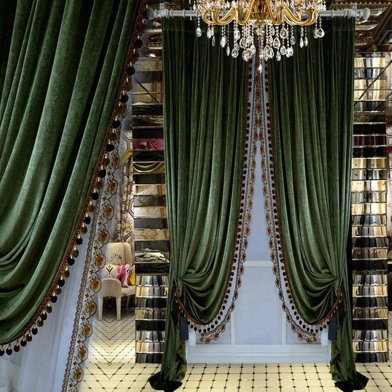Rideaux élégants vert foncé ornés de pampilles, parfaits pour un salon luxueux. Ces doubles rideaux ajoutent une touche de sophistication à votre intérieur, créant une ambiance chaleureuse et accueillante. Idéals pour ceux cherchant à accentuer le raffinement de leur décoration avec des éléments de style classique.