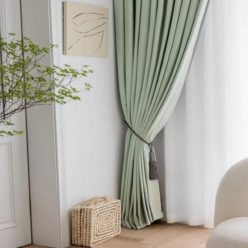 Rideaux élégants de couleur vert pastel, transformant la pièce avec une touche de sophistication et de modernité. Parfait pour ajouter une ambiance apaisante et lumineuse à votre espace intérieur. Accessoire idéal pour une décoration raffinée et contemporaine.
