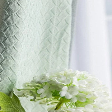 Rideau vert clair avec motif tressé en relief, accompagné de fleurs blanches délicates. Idéal pour ajouter une touche de sérénité et d'élégance à votre intérieur. Parfait pour le salon, la chambre ou tout autre espace de vie nécessitant une ambiance apaisante.