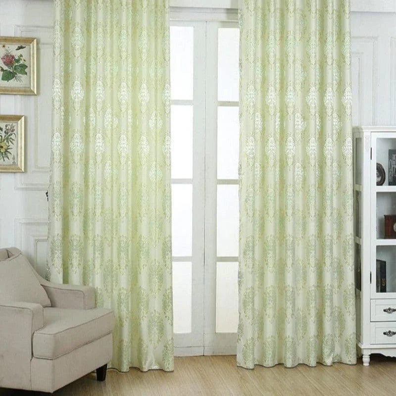 Rideaux élégants de couleur vert clair avec motifs décoratifs pour salon moderne, ajoutant une touche raffinée à votre intérieur, suspendus devant une porte-fenêtre, parfaits pour contrôler la luminosité et garantir l'intimité de votre espace de vie.